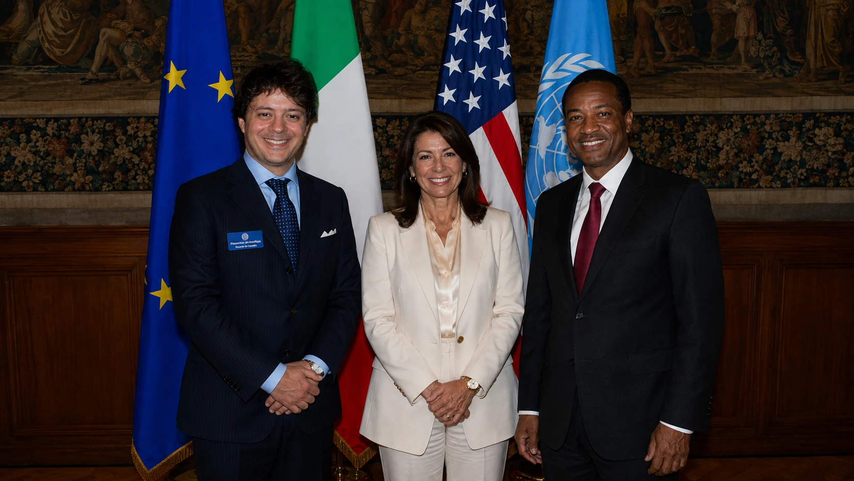 Incontro istituzionale Italia-USA sulle dipendenze con le bandiere di Unione Europea, Italia, Stati Uniti e ONU